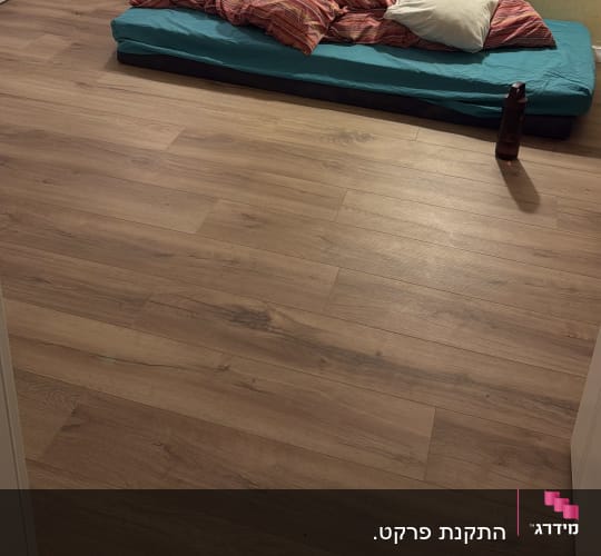 התקנת פרקט דמוי עץ בחדר שינה